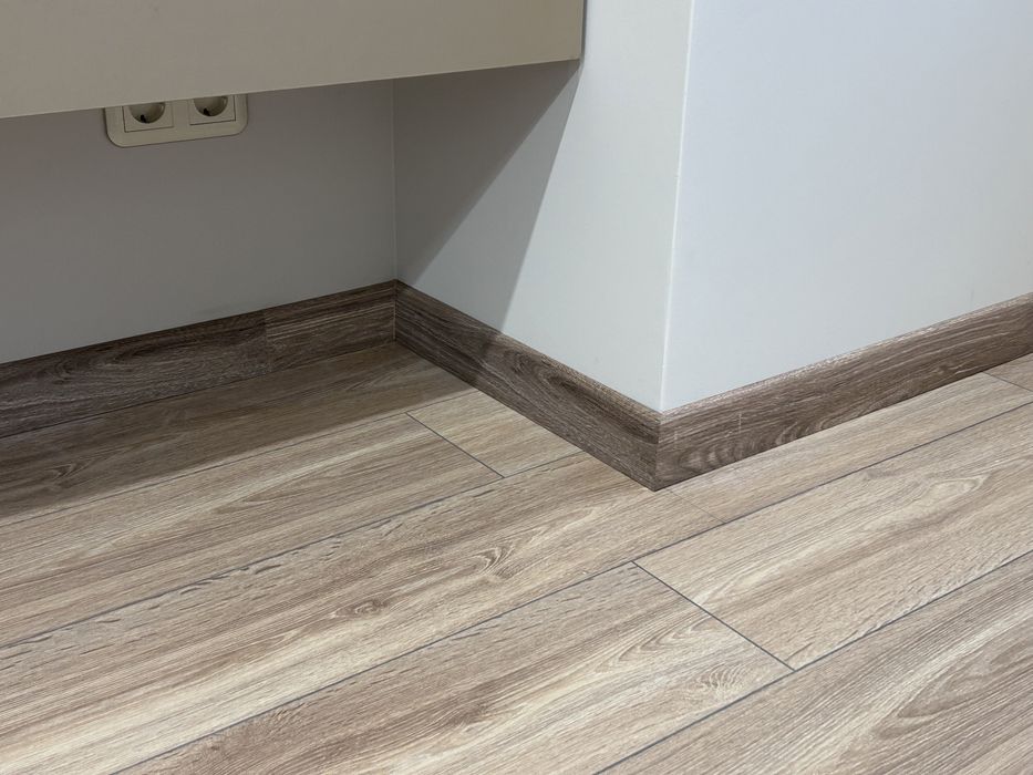 Професійний монтаж плінтуса, укладка дамінату , паркетноі дошки