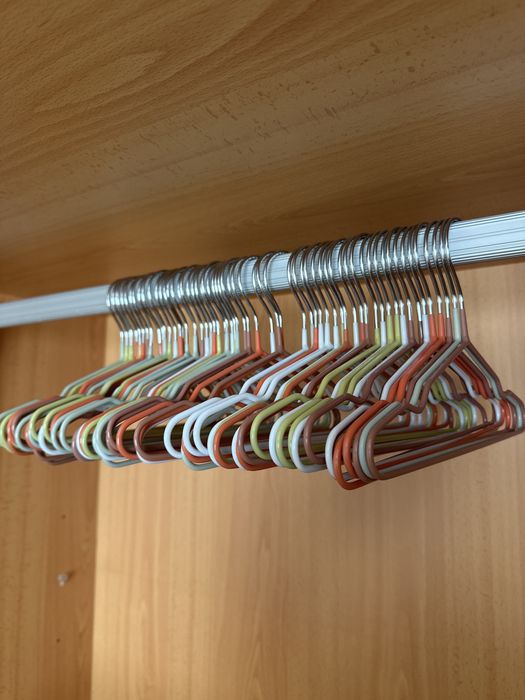 Conjunto cabides coloridos para roupa de bebe