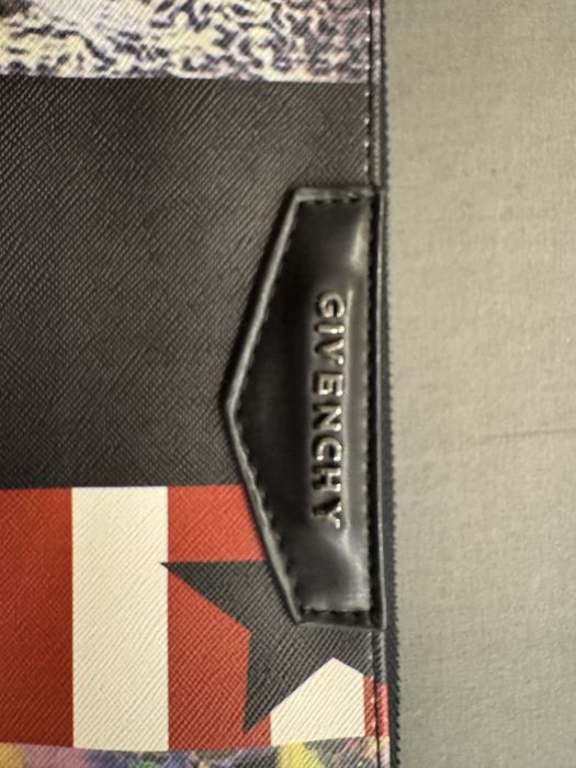 Клатч Givenhy косметичка. В отличном состоянии