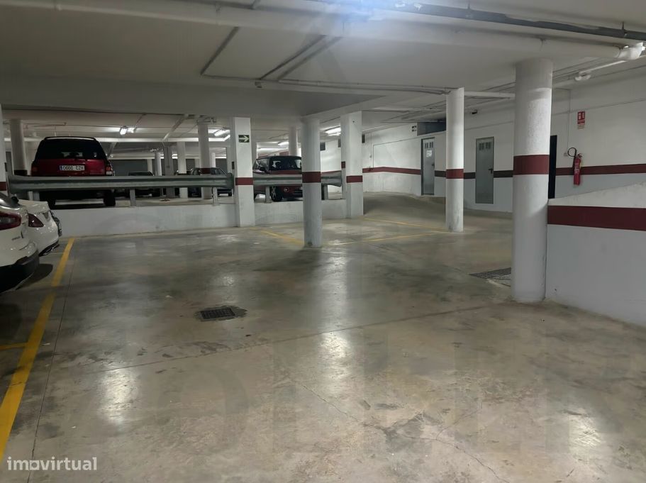 Garagem Espaçosa com Luz Natural em Lisboa