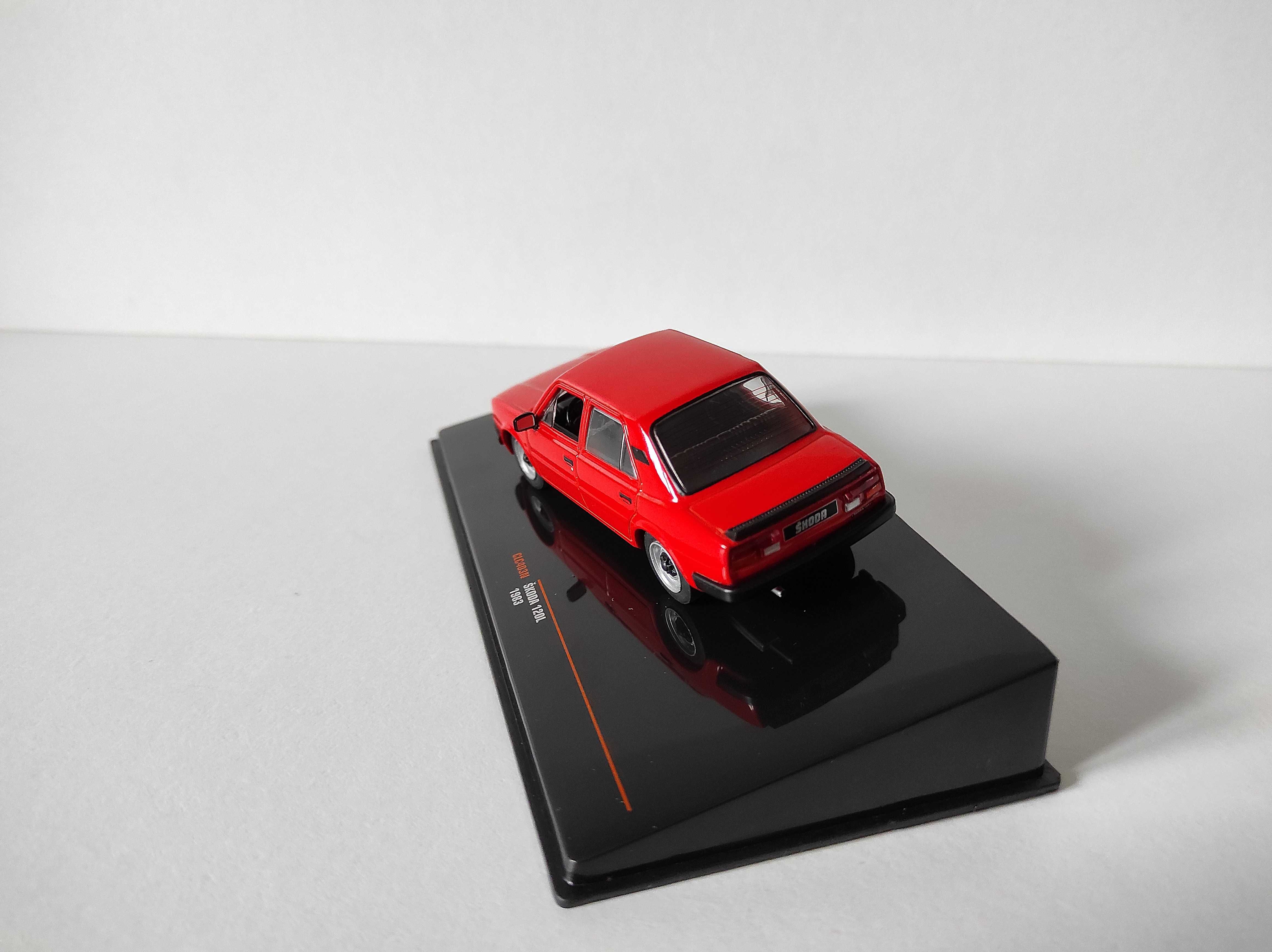 Skoda 120L 1983 Czerwony 1:43 IXO uszkodzona gablotka
