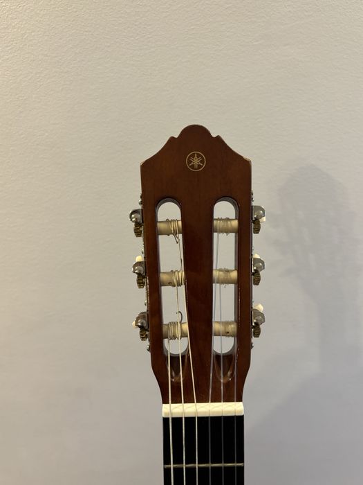 Yahama C40 ( com capa, afinador, cordas substitutas e palhetas)