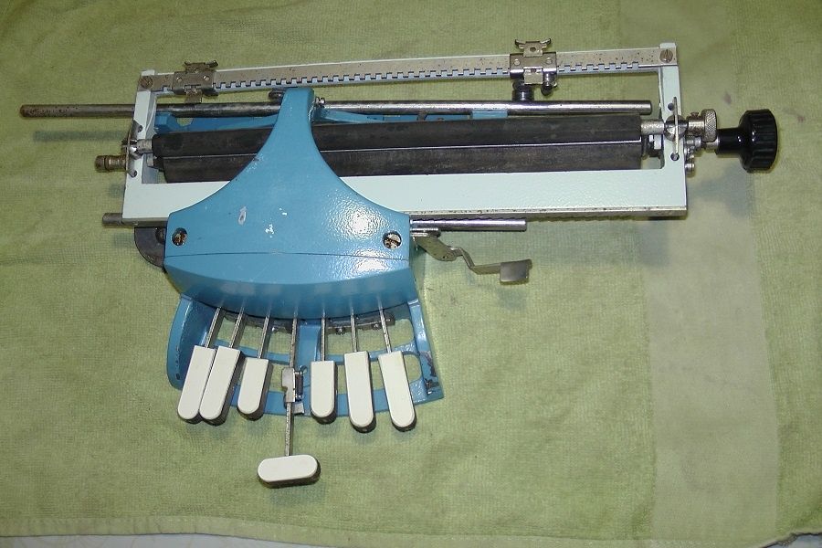 продается механическая печатающая машинка для слепых
