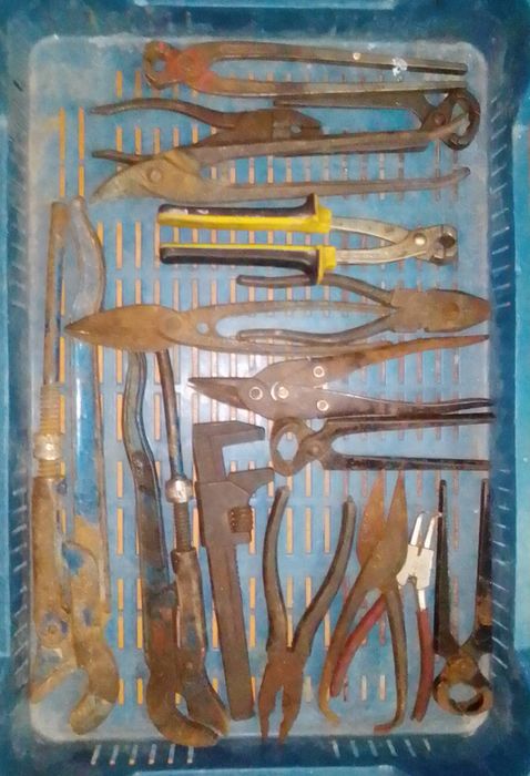 Stare narzędzia PRL i nowsze.