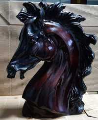 Busto de cavalo castanho grande
