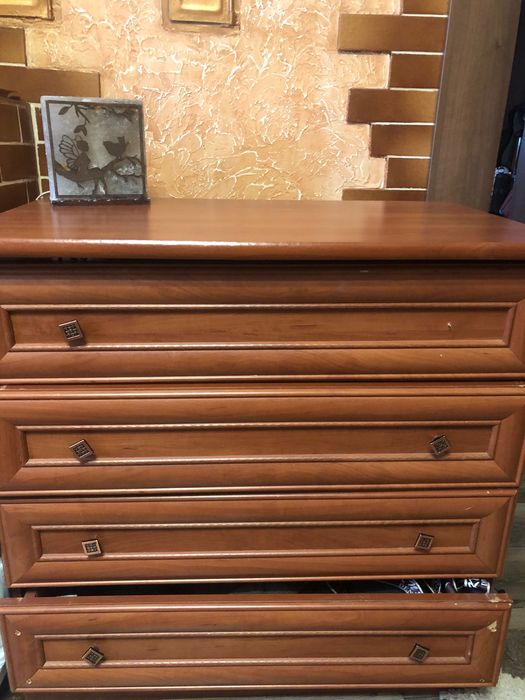 комод в кімнату.