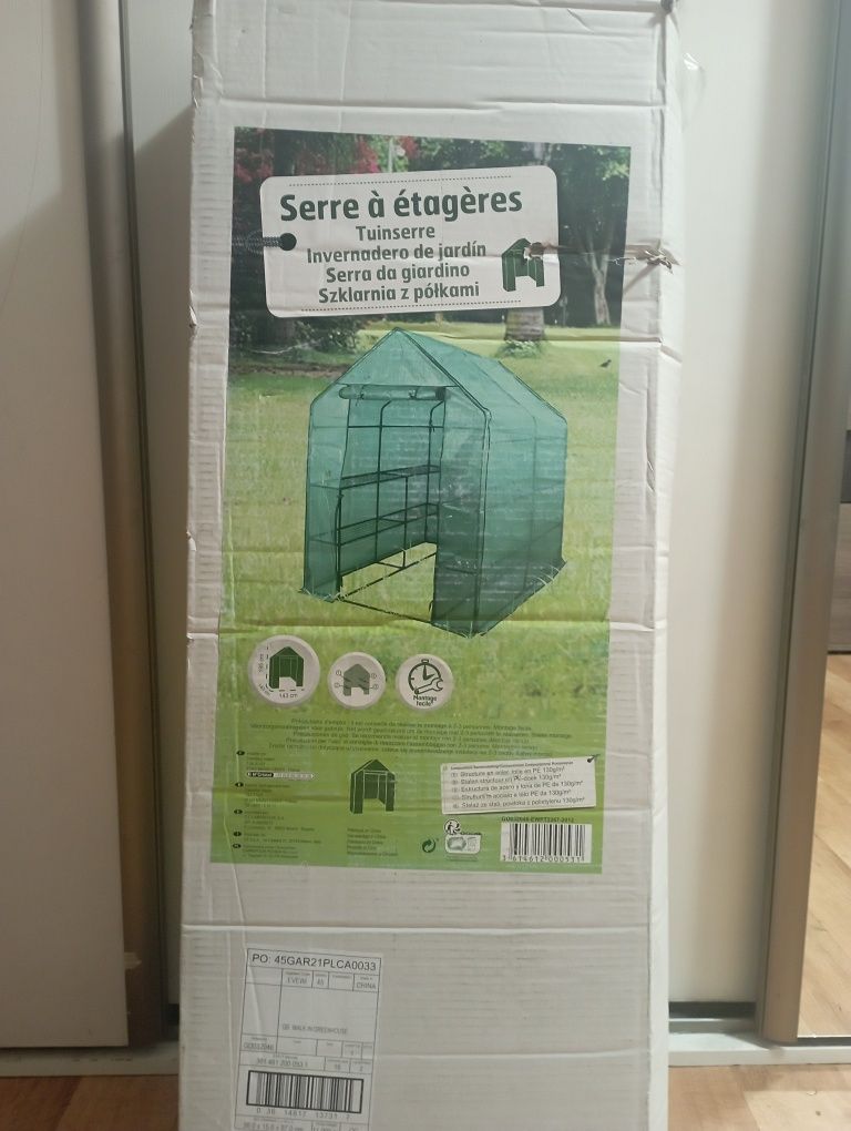 Szklarnia z półkami