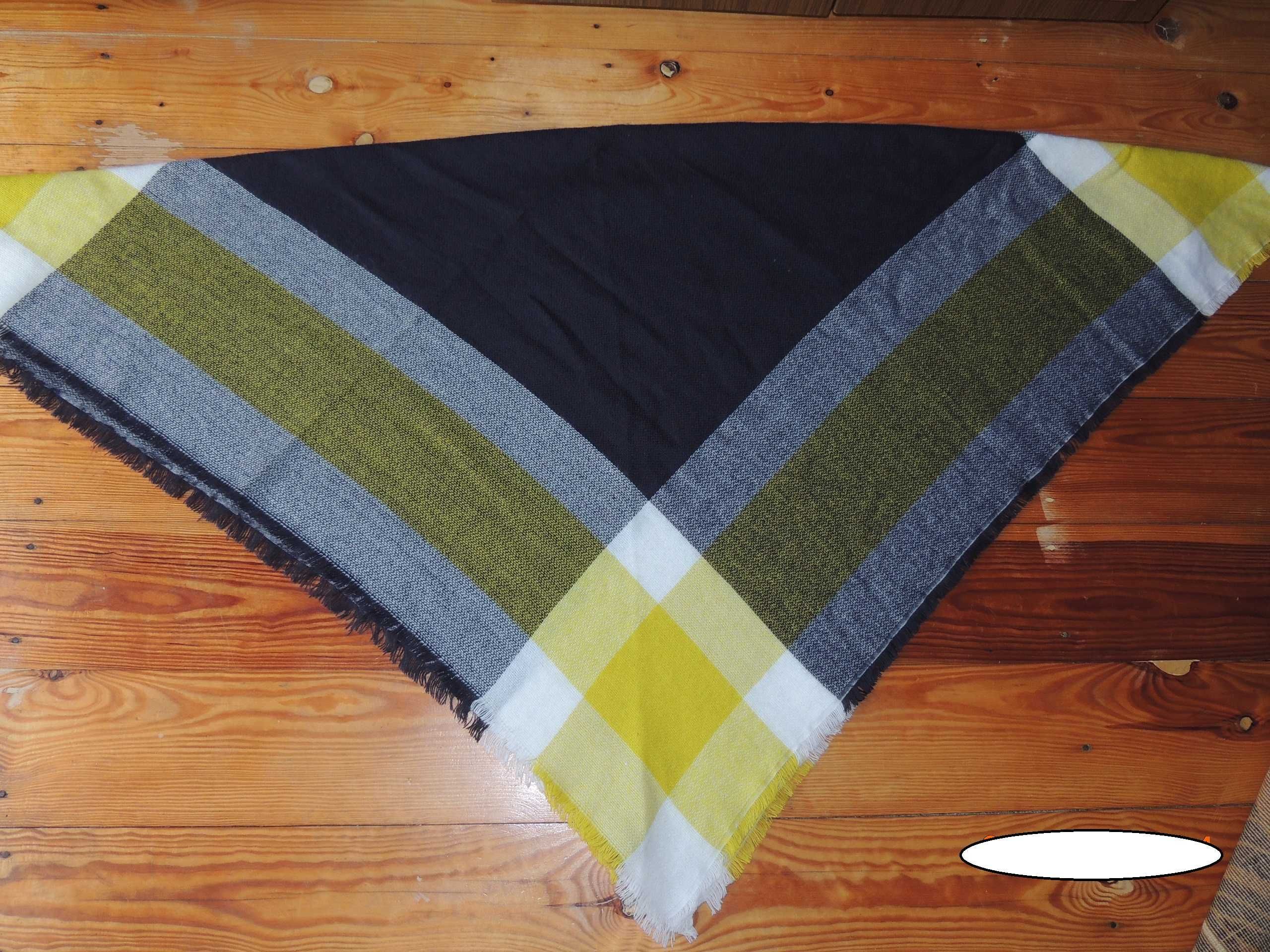 Chusta XXL cieplutka i mięciutka 140 cm x 140 cm - stan BDB
