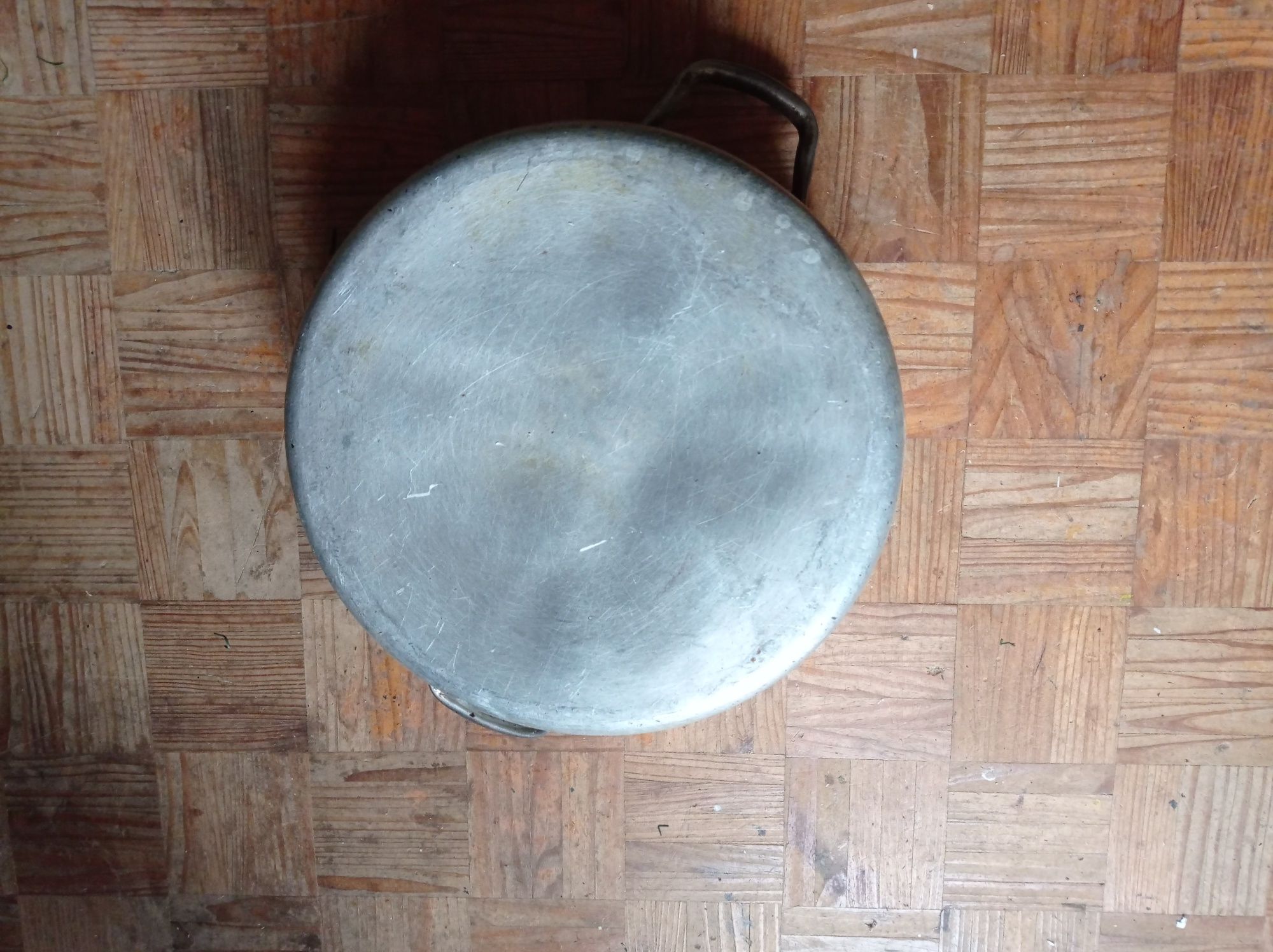 Panela grande de alumínio
