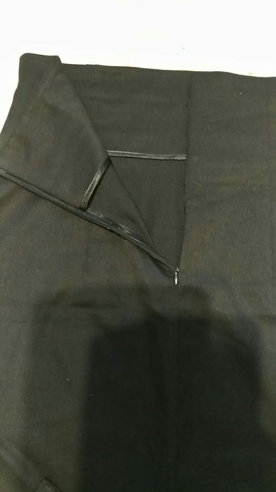 Ділова спідниця з завищеною талією