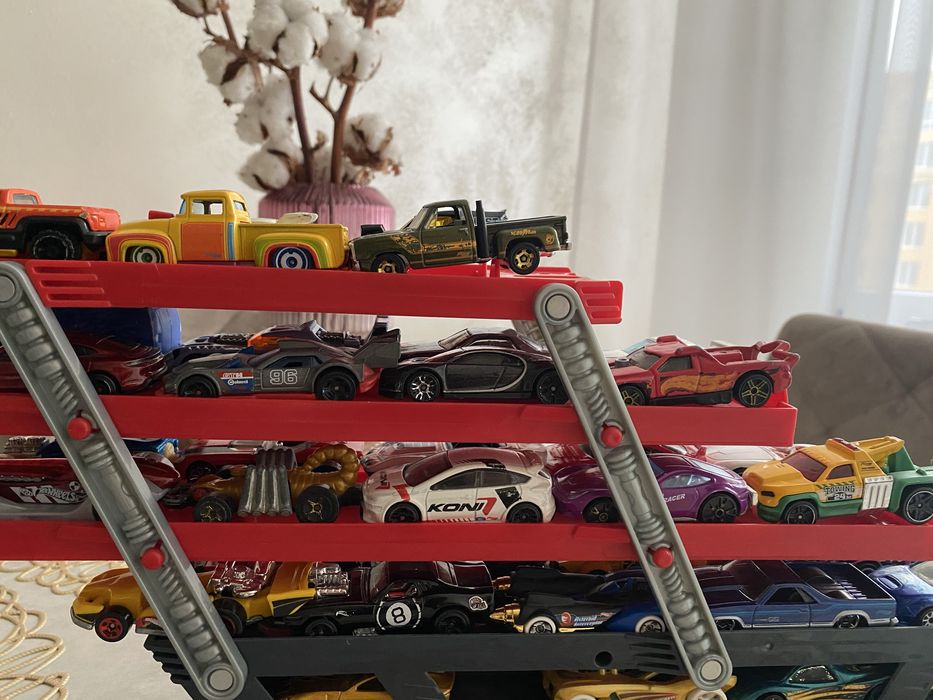 машинки Hotwheels 50+ і вантажівка-гараж