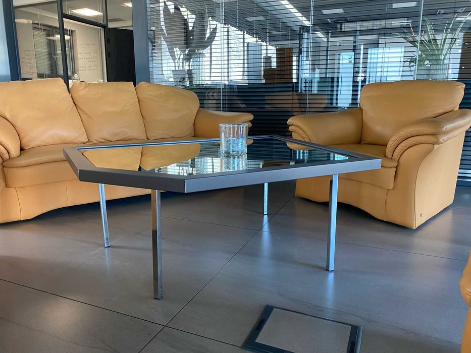 Stolik kawowy z lustrzanym blatem