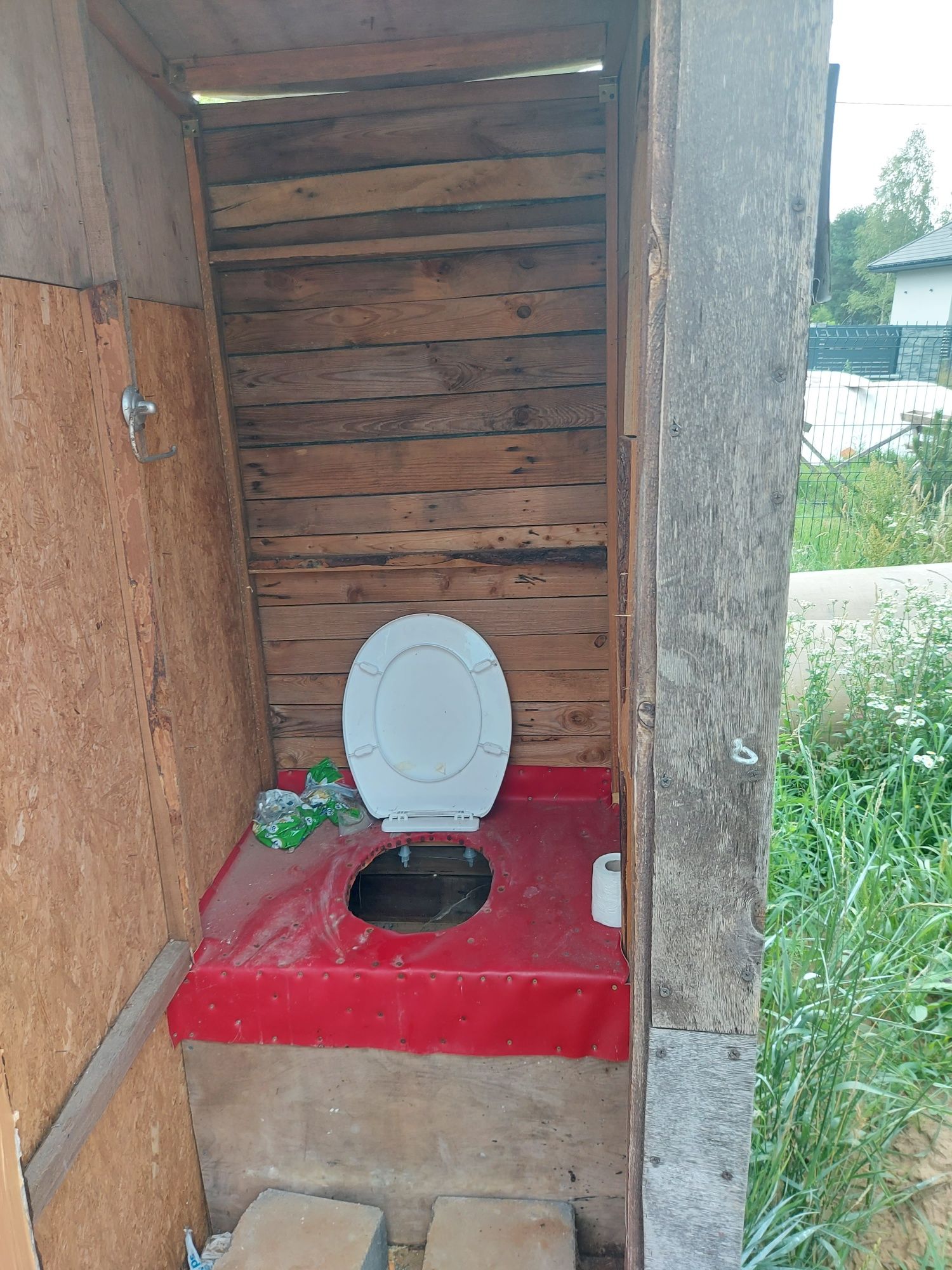 Sławojka, toaleta na budowe