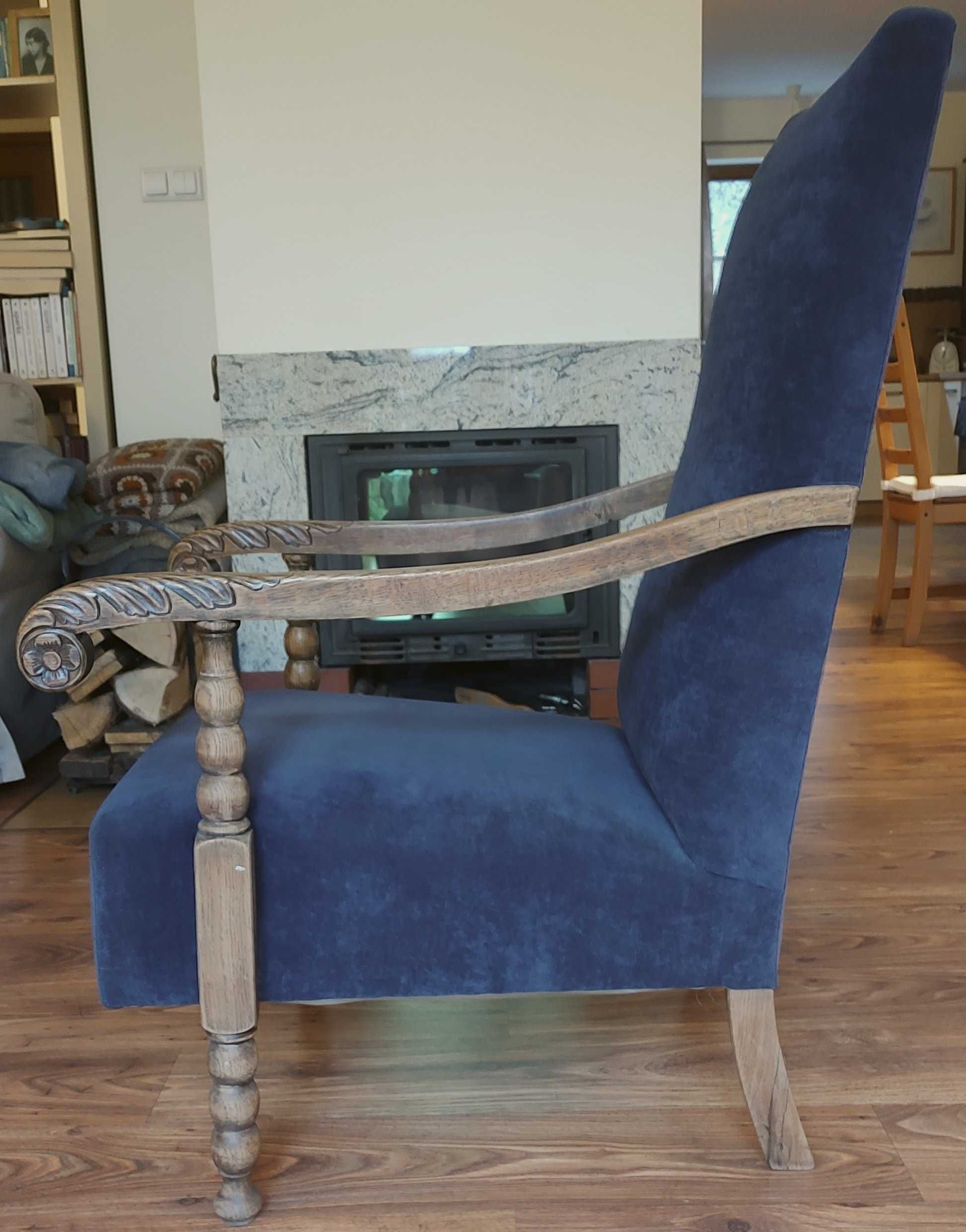 Fotel tapicerowany, siedzisko na sprężynach, rzeźbienia