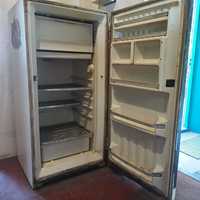 Холодильник старий