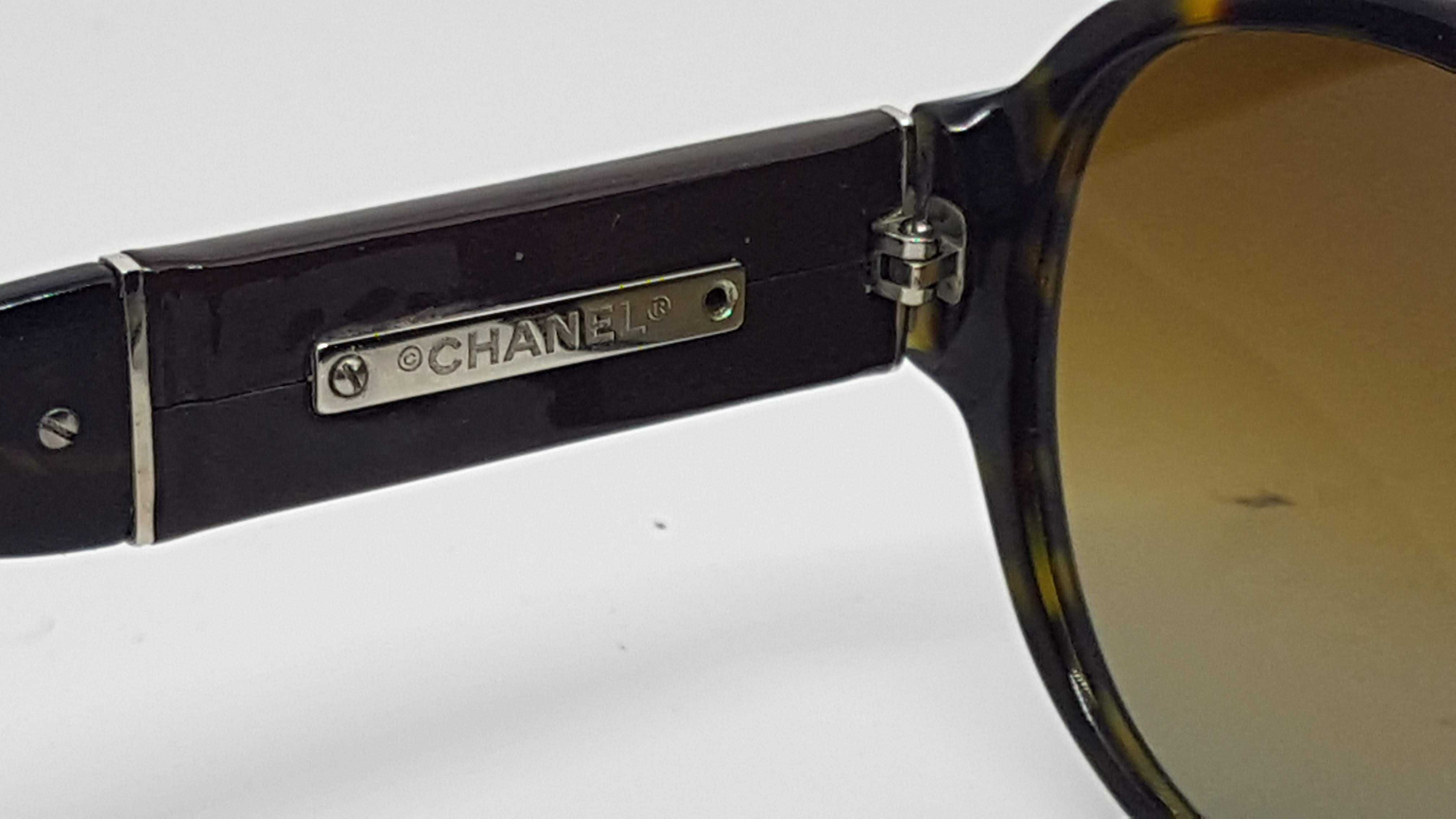 Óculos de sol Chanel com lentes polarizadas.