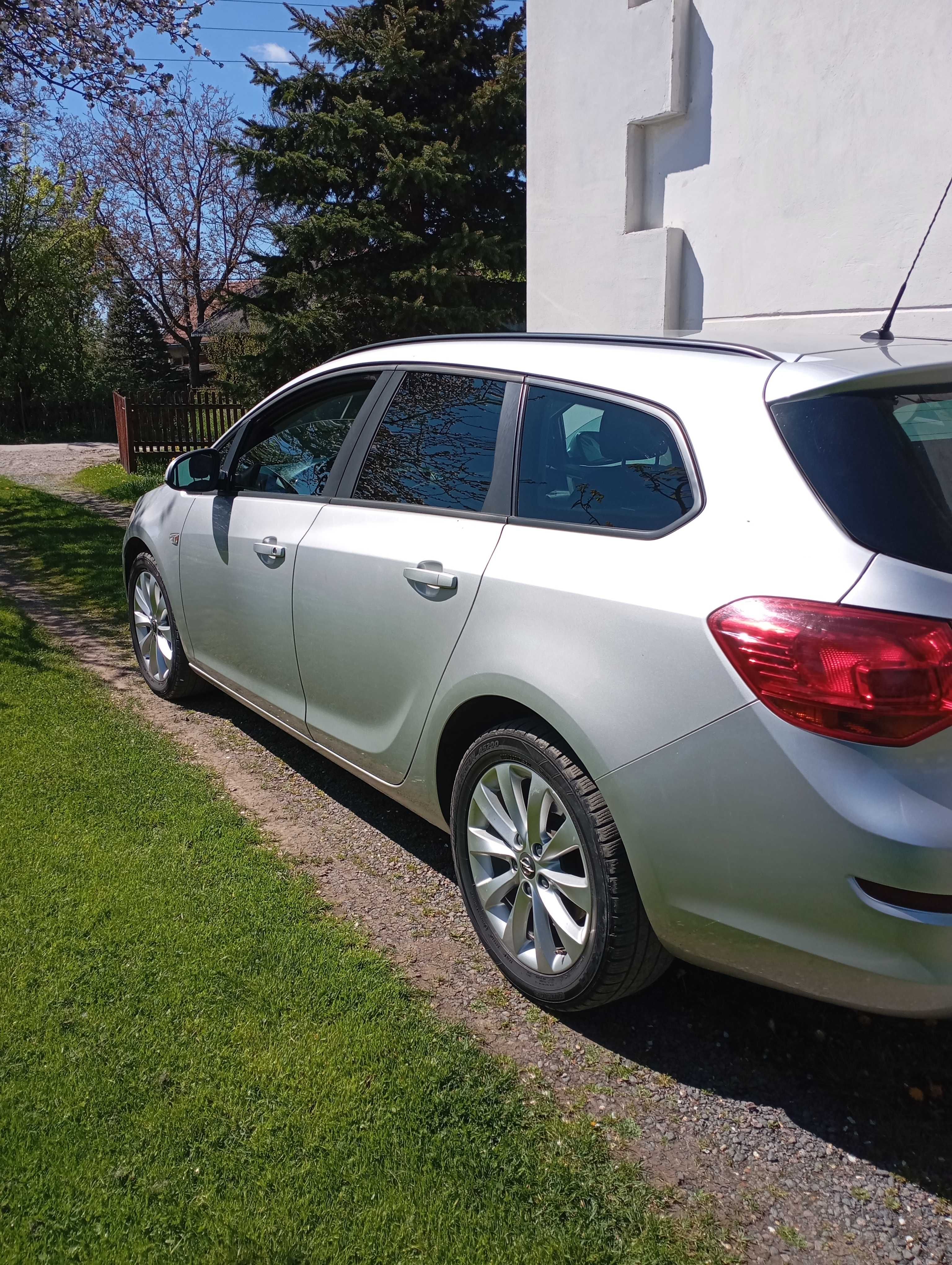 OPEL Astra j універсал