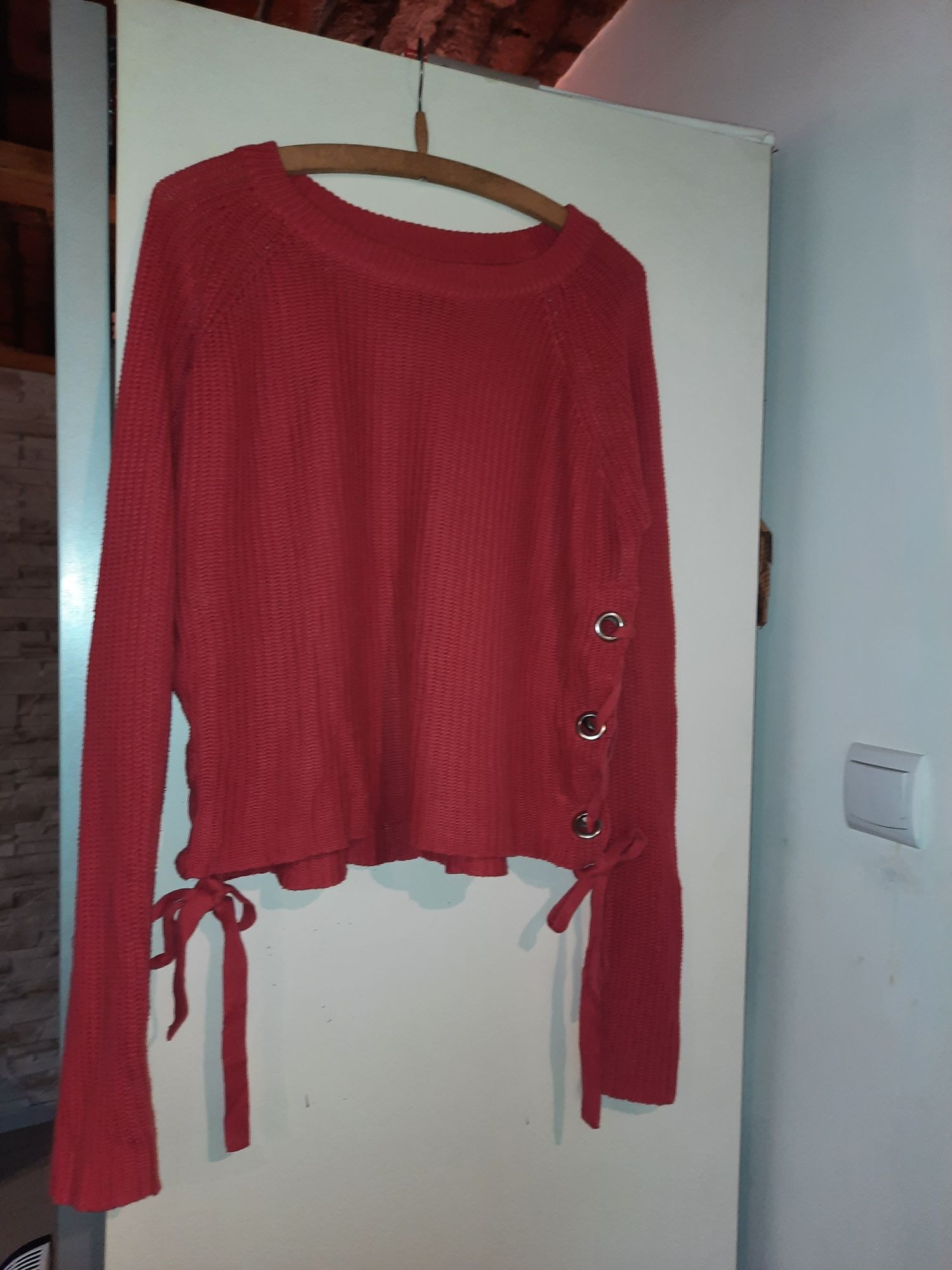 Sweter czerwony wiązany