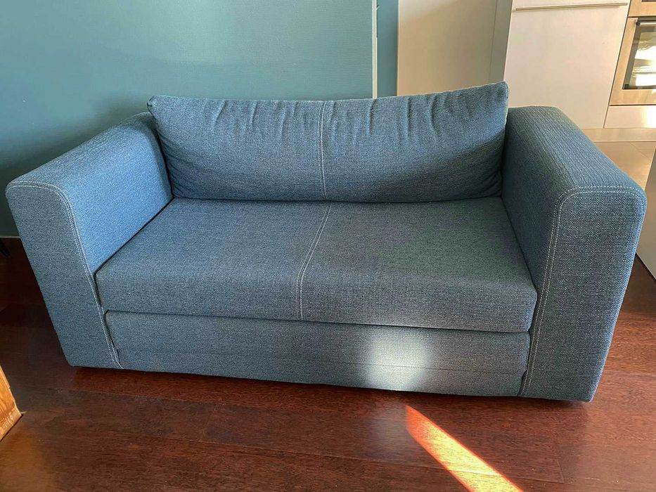 zgrabna mała rozkładana sofa