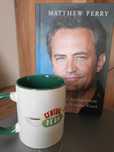 Książka Matthew Perry Autobiografia i ceramiczny kubek Friends