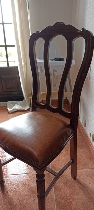 Mesa em madeira com 4 cadeiras