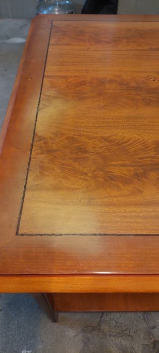 Secretária em madeira de cerejeira com gavetas