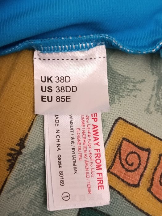 Купальники суцільні, на груди E, D.