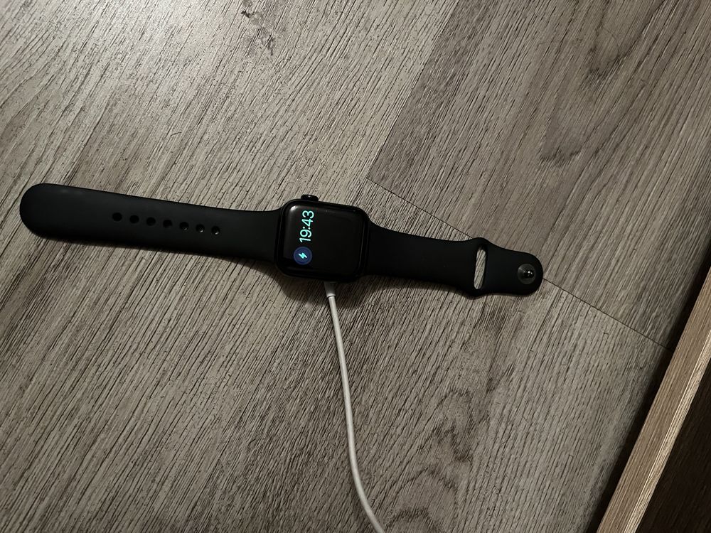 Продам оригінальні Apple Watch SE 2 40 mm.