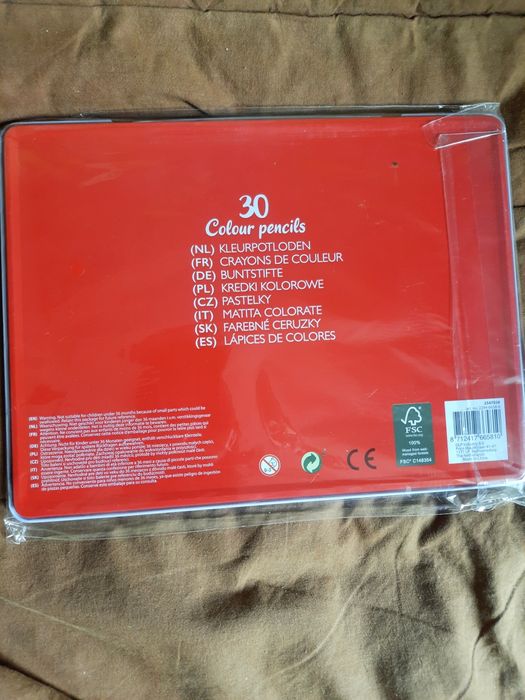 Кольорові олівці  у залізній коробці