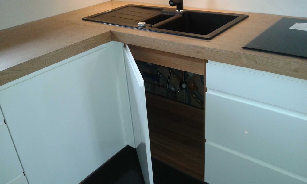 Montaż, skręcanie, naprawa i przeróbki mebli z paczek i innych.