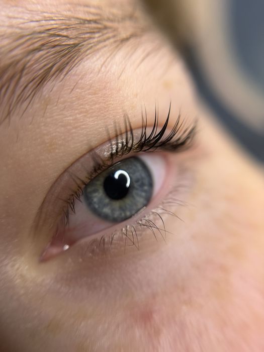 модель на ламінування вій