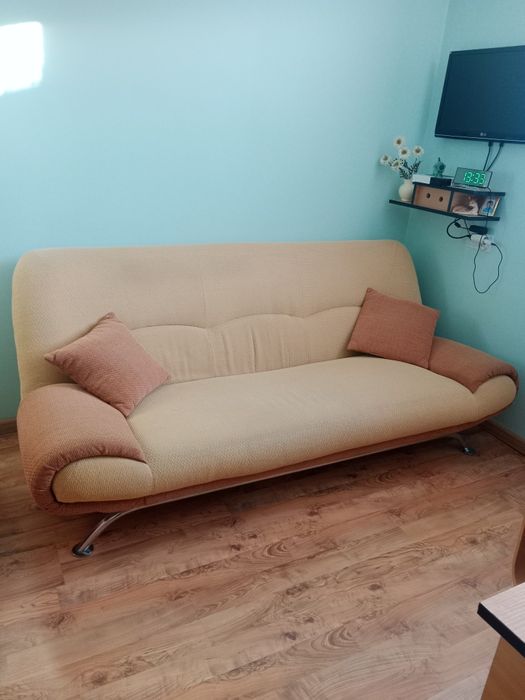 Kanapa rozkładana z pojemnikiem na pościel