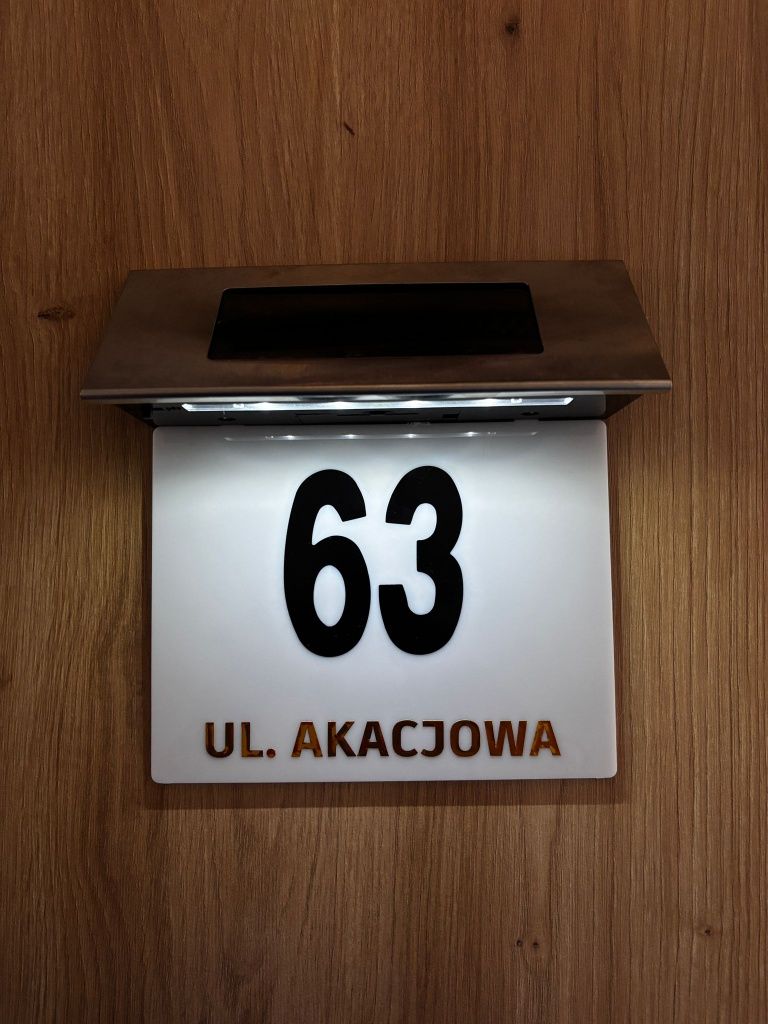Podświetlana tabliczka LED z adresem numer domu i ulica z czujnikiem