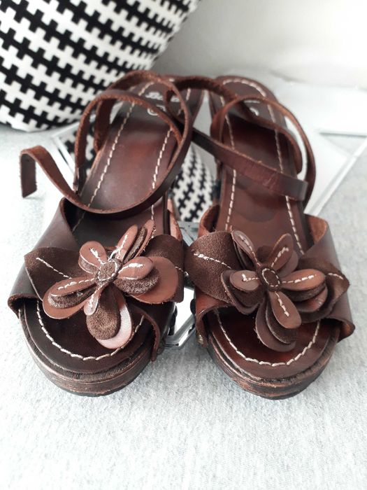 Sandálias em Pele & Madeira 《Bata》