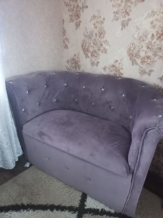 диван лавандовому кольорі