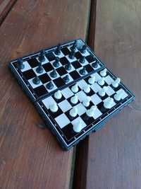 Miniaturowe szachy magnetyczne