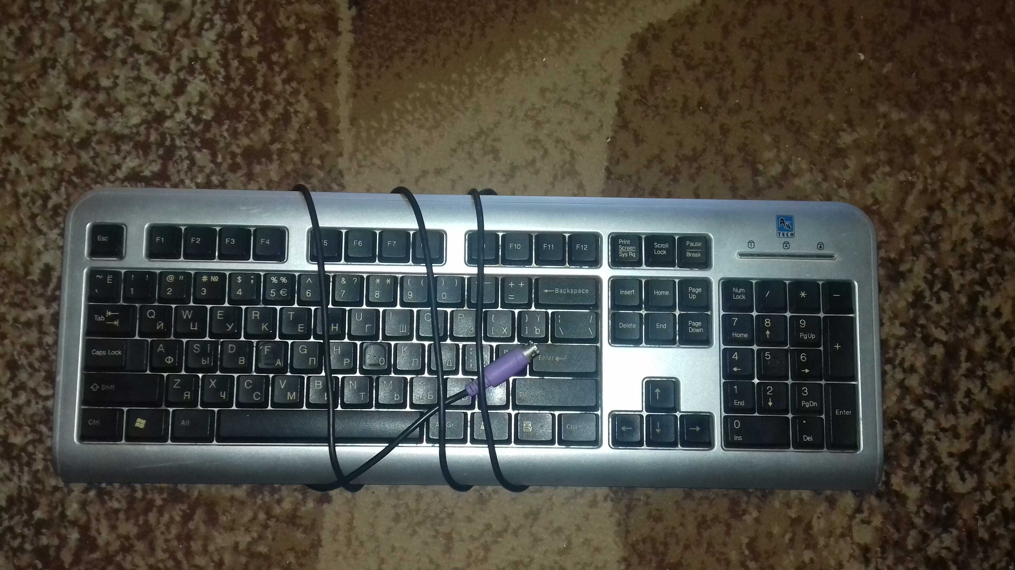 Комп'ютерна клавіатура (потребує ремонту)