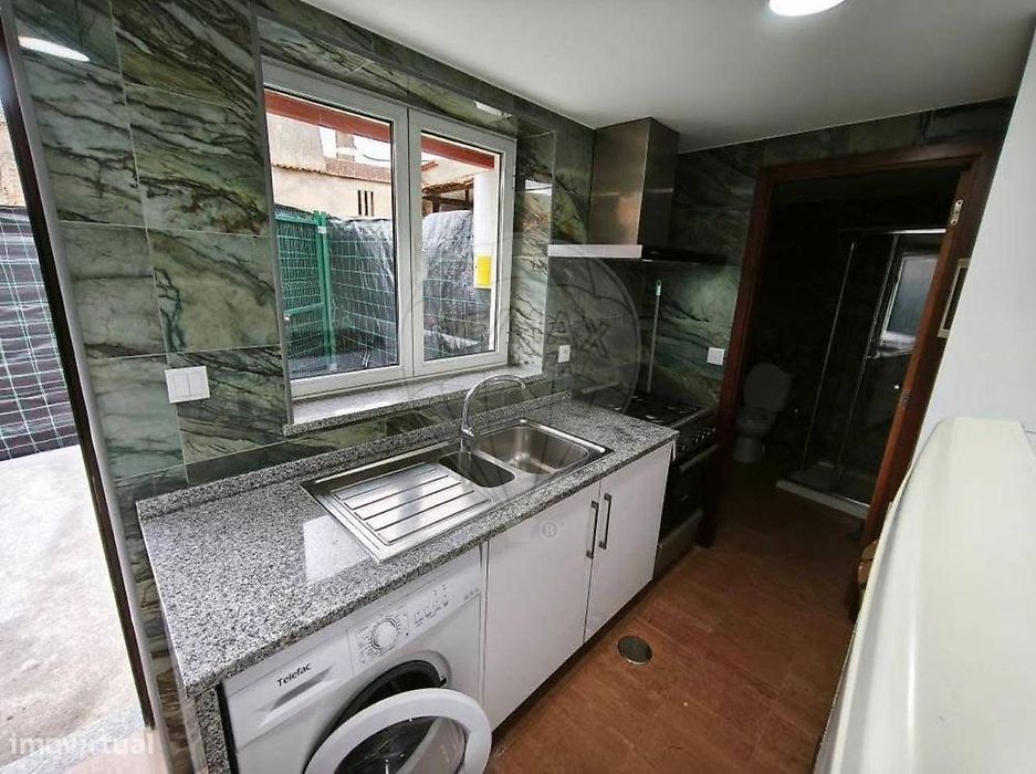 Duas moradias + anexo