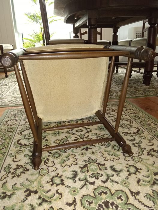 Mesa de sala em madeira maciça, com 8 cadeiras estofadas
