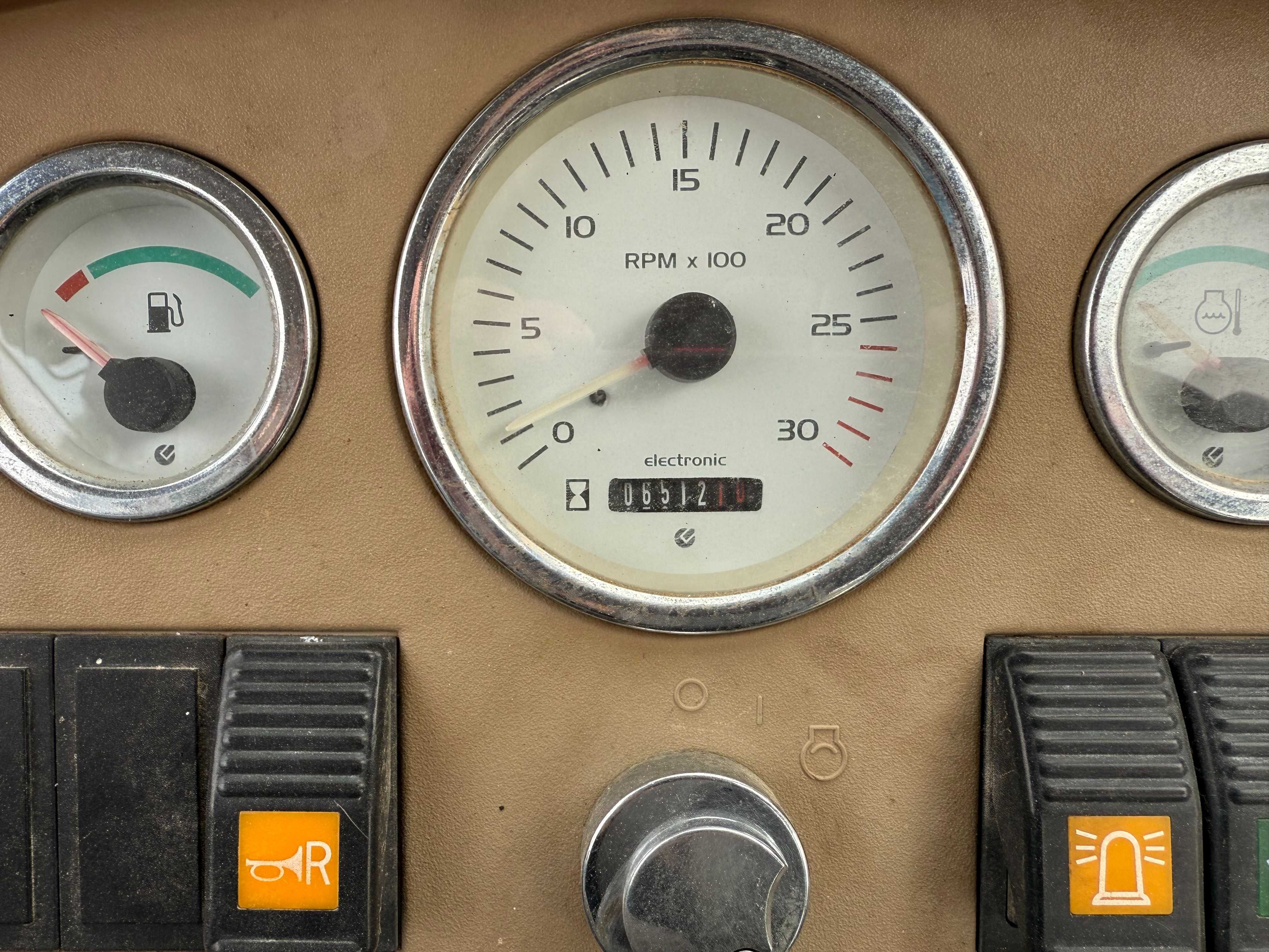 Retroescavadora KOMATSU WB93R — Fiável, Potente e Pronta a Trabalhar!