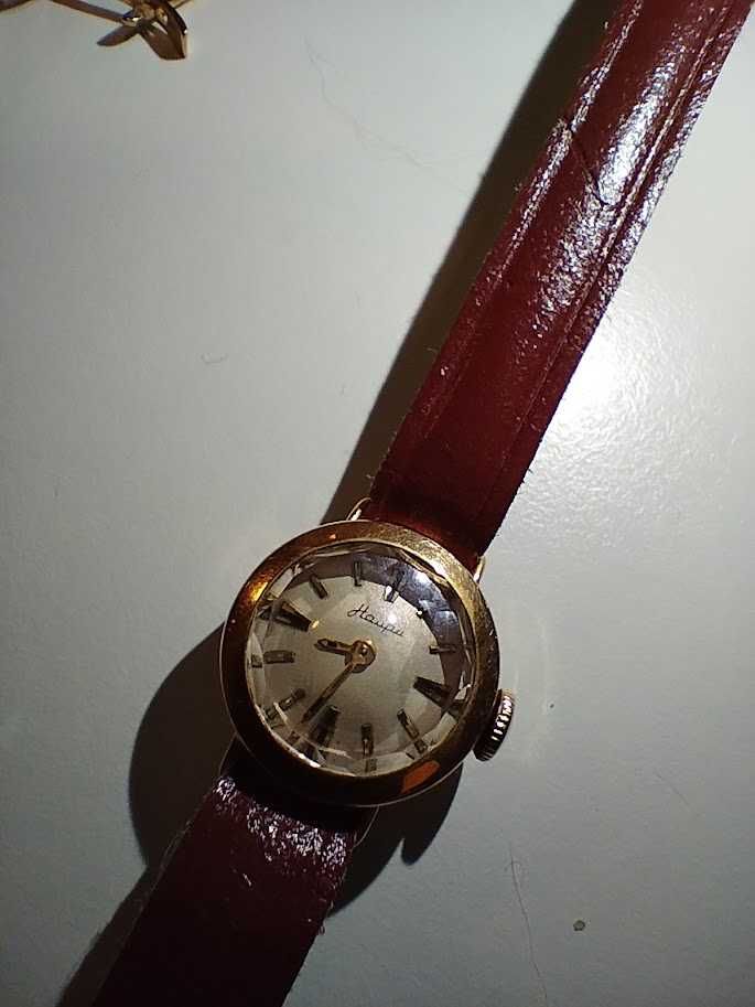 Złoty zegarek rosyjski NAIRI stare złoto skóra rzadki model