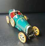 Miniatura em chapa de carro de corrida