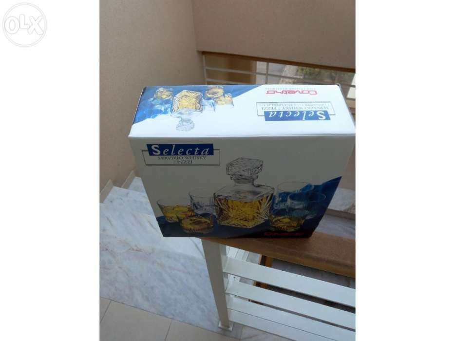 Vendo serviço de copos para o whisky