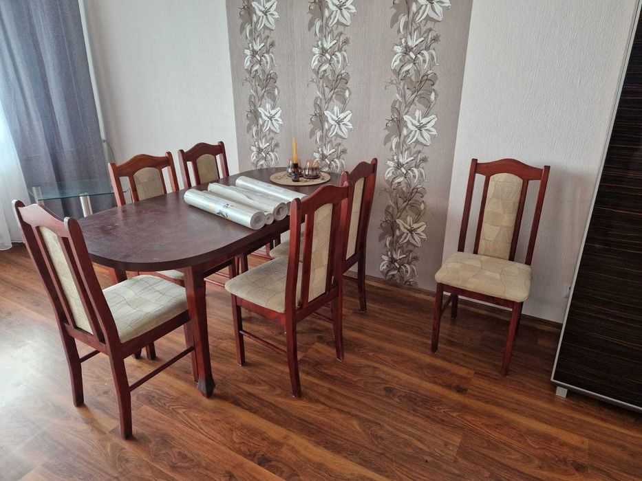 Zestaw stół rozkładany z zestawem krzeseł