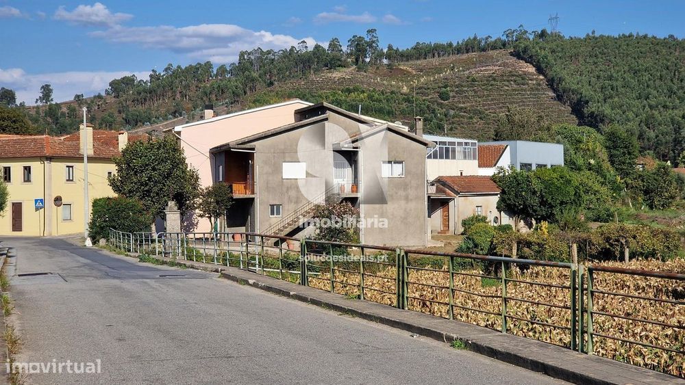 Moradia e terreno - Paredes