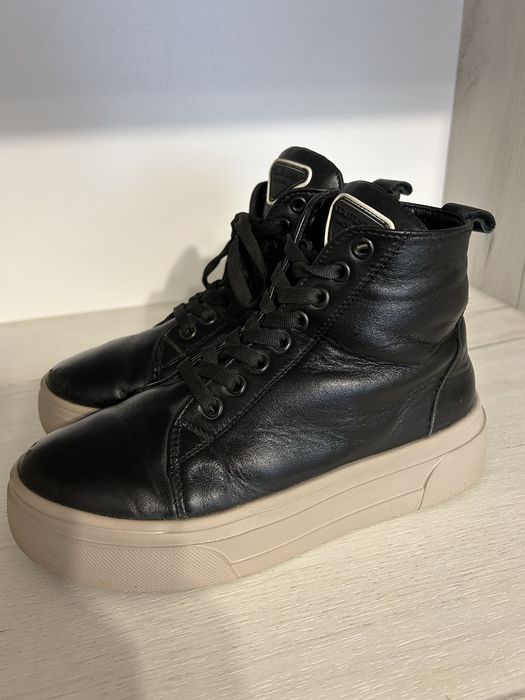 Продам зимові шкіряні ботінки 36р