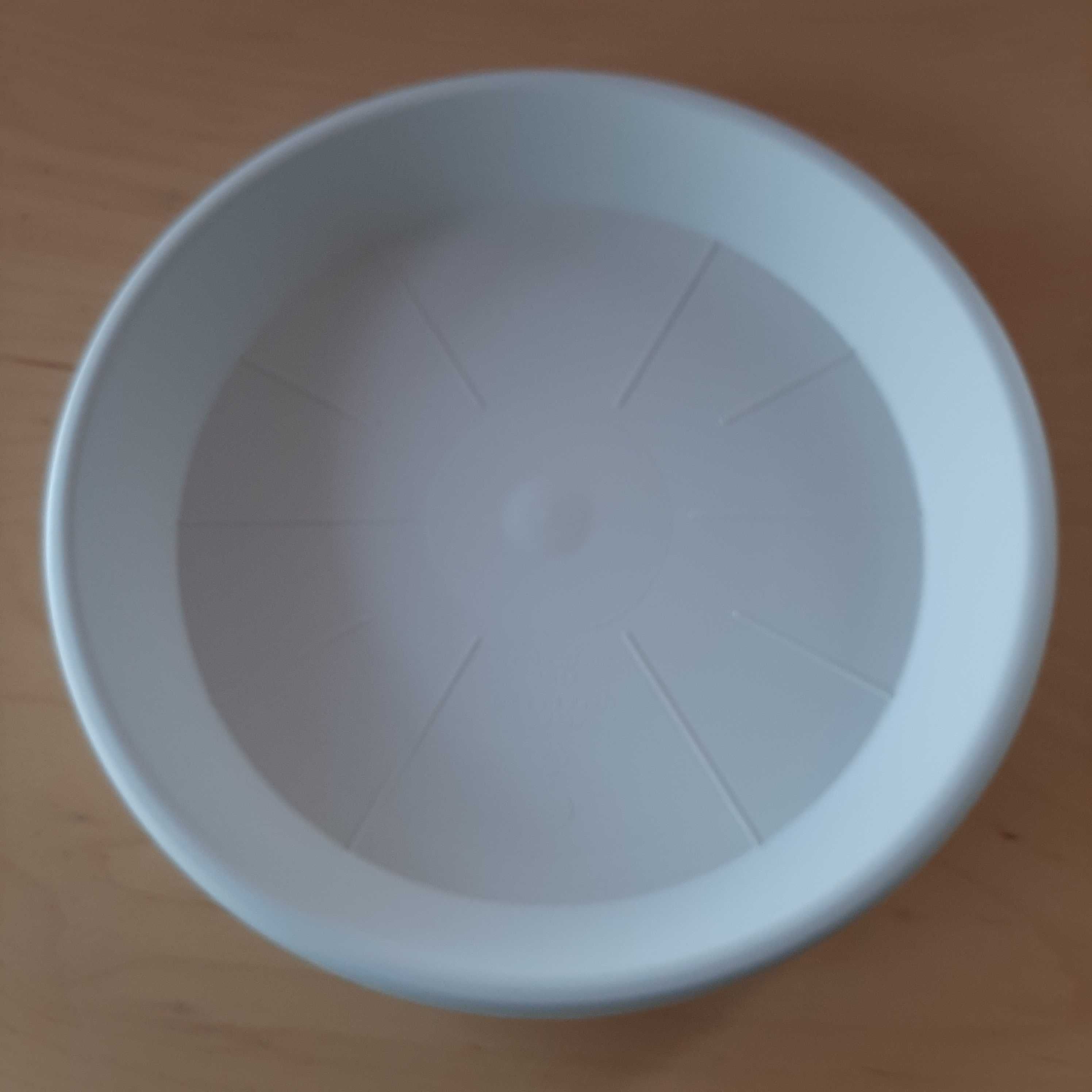 2 Pratos de Plástico para Vasos com 18 e 22cm