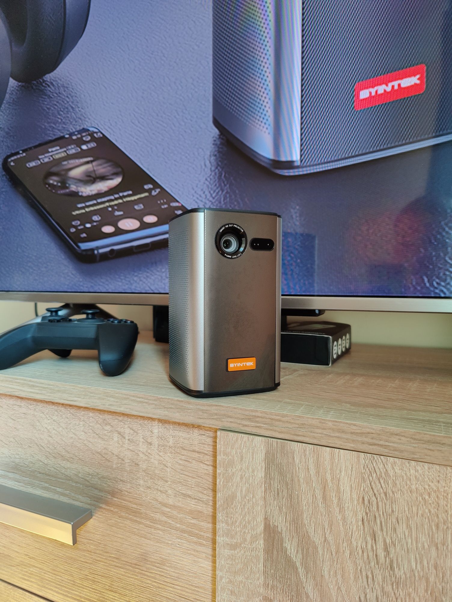 Byintek P70 DLP projektor, 8000 mAh, z Androidem