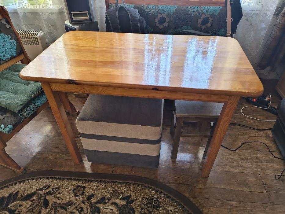 Stół sosnowy lakierowany