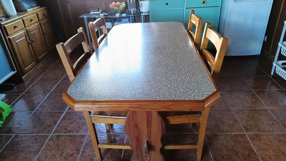 Mesa em granito com cadeiras